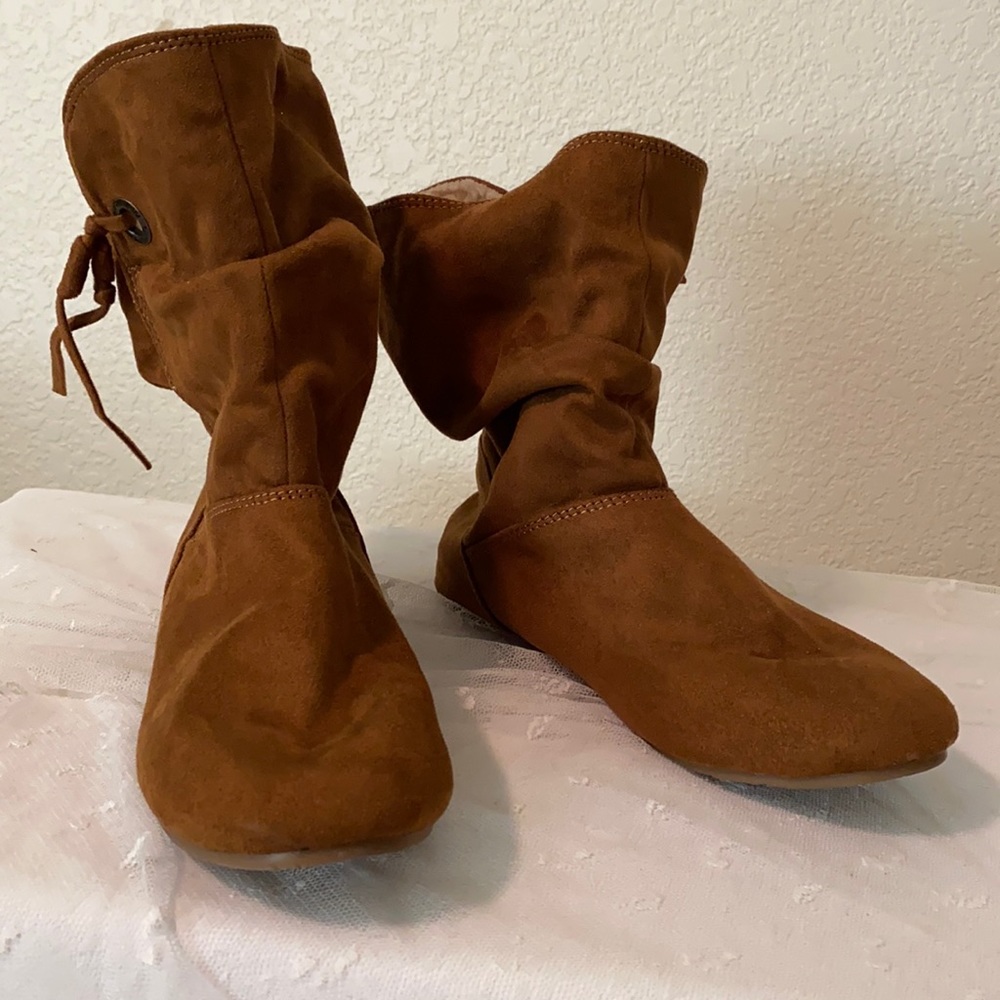 Bearpaw flat slouchers Golden Tan, size 7